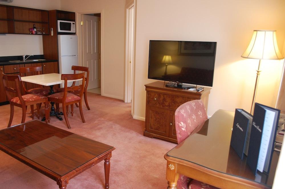 Hotel Canterbury International Forest Hill